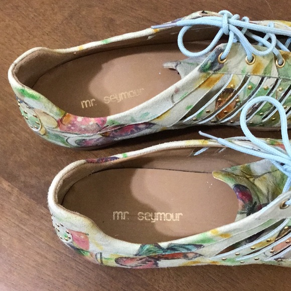 Women's Size 9 Stuart Weitzman, Mr Seymour, Cut Out Butterfly Floral Sneaker - Picture 7 of 9